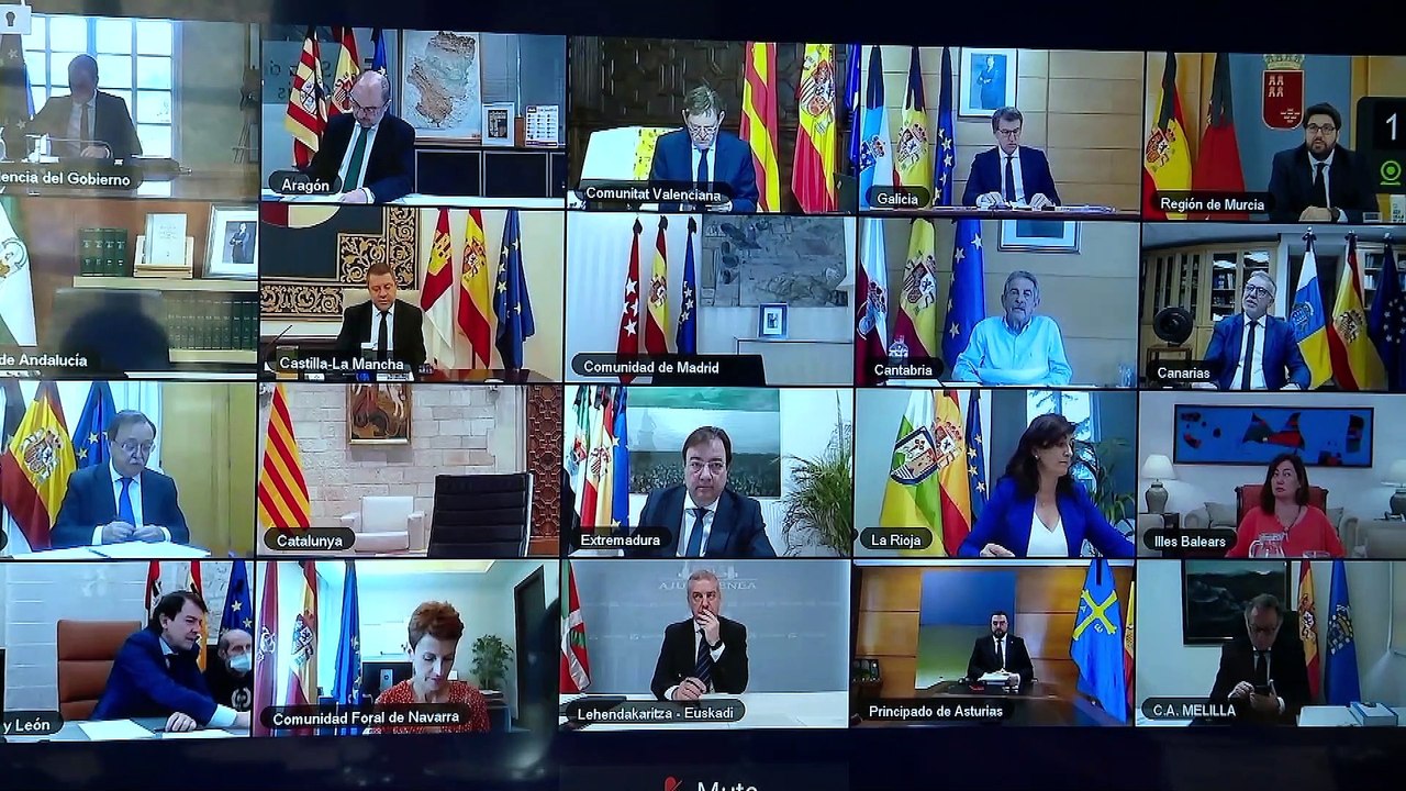 Sanidad y las CCAA prohíben "por unanimidad" fumar en la calle y cierran las discotecas