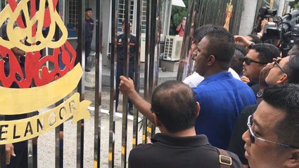 Flying buckets and bottled water in Selangor water protest