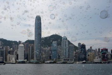 Descargar video: Millions of bubbles float across Hong Kong