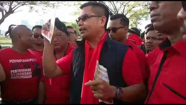 A red shadow at the Bersih 5.0 convoy