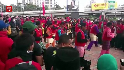 Silat entertains the Red Shirt crowd