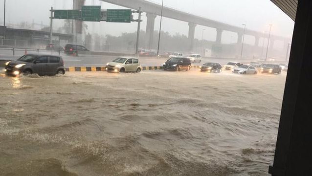 Flash floods halt traffic in Puchong