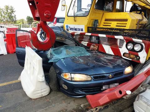Man narrowly escapes from being crushed by runaway crane