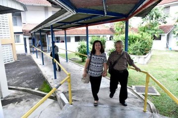 Man reunites with former kindie teacher after 48 years