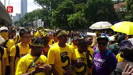 Bersih 5: Security teams try to control rally-goers as numbers grow in Bangsar