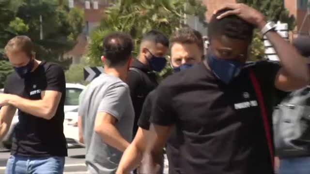 El Atlético de Madrid recibe el apoyo de los aficionados a su llegada a Madrid