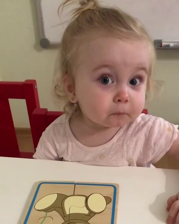 Cette fillette maline n'arrive pas à terminer son puzzle... Trop mignon