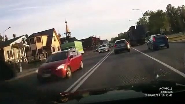 Ce motard chute mais va avoir beaucoup de chance dans son malheur