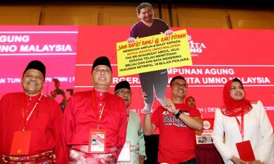 Jamal brings mock-up of Rafizi to Umno General Assembly