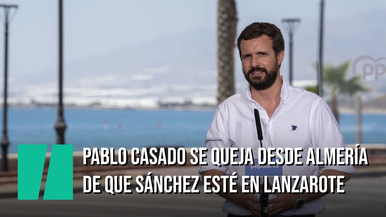 Pablo Casado se queja desde la playa de que Pedro Sánchez esté en la playa