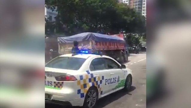 Cops chase runaway lorry from Kajang to USJ