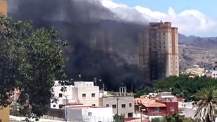 Una enorme columna de humo negro sorprende a los vecinos de Santa Cruz
