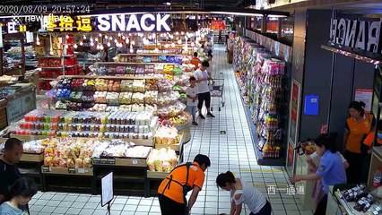 Nurse performs CPR on employee who fainted in Chinese supermarket