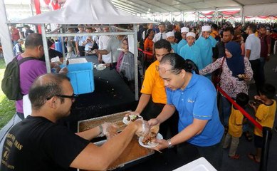 Video herunterladen: Kajang celebrates MRT launch with satay