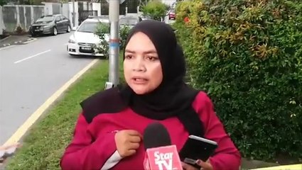 Police truck leaves Najib's house with documents; woman defends Ex-PM