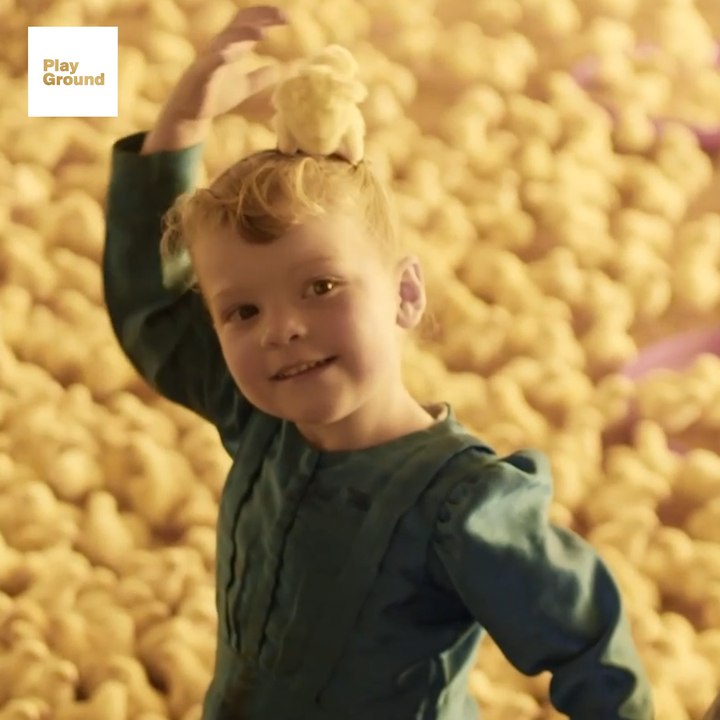 ‘Niños somos todos’ es un un viaje fascinante cargado de amor, música, poesía, humor y personajes más grandes que la vida. Recomendado.