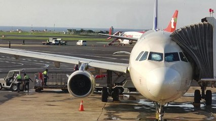 제주공항에서 폭염에 여객기 날개 뜨거워져 비행 못 해 / YTN