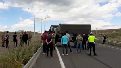 Download Video: Bariyere çarpan askeri araçtaki 5 personel hafif yaralandı - ARDAHAN