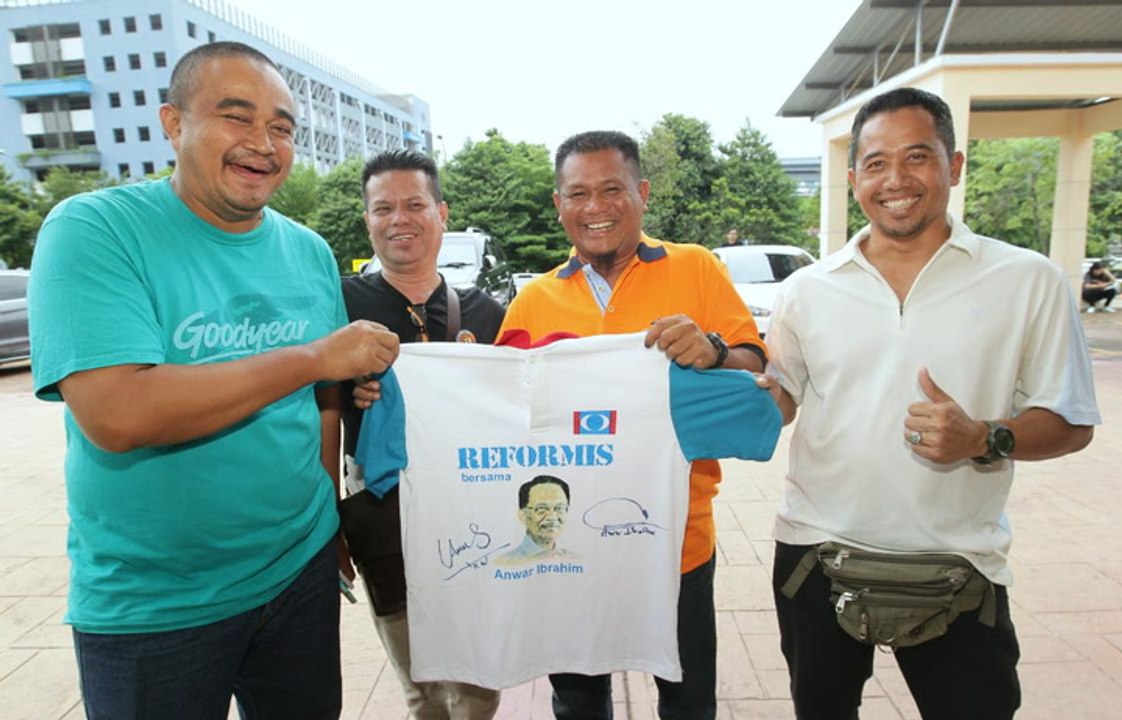 Anwar receives stream of visitors before being released