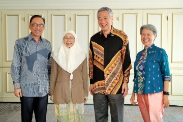 Télécharger la video: DPM, Anwar and Hsien Loong casually talk about S’pore-Malaysia ties