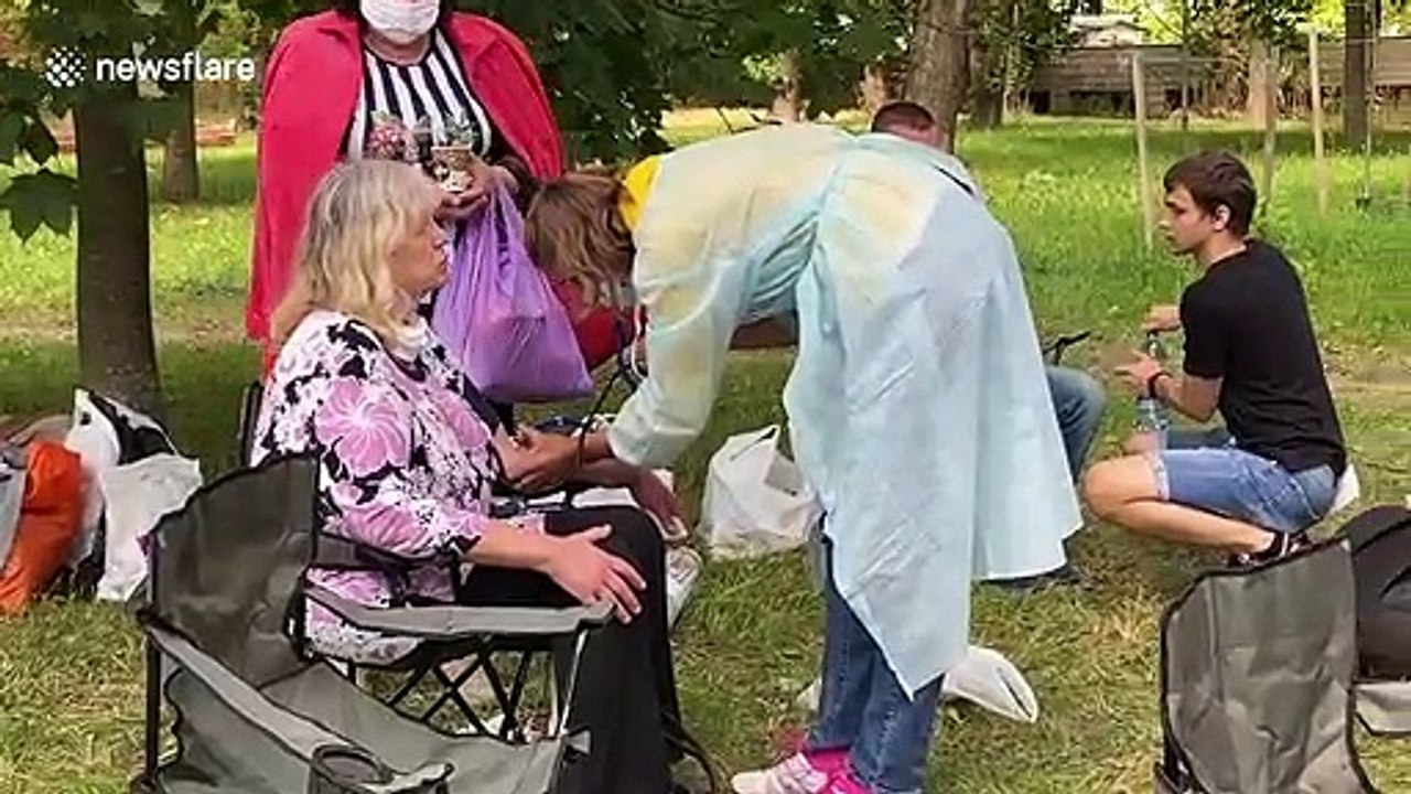 Volunteers set up makeshift treatment point for injured protesters released from Minsk detention centre