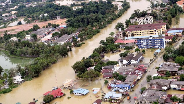 Thousands forced into relief centres as flood waters rise in four states
