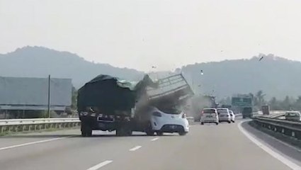 Egg-splosive egg-cident on North-South Expressway