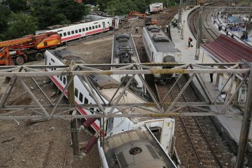 Video herunterladen: Japanese maker of train in deadly Taiwan crash finds design flaw