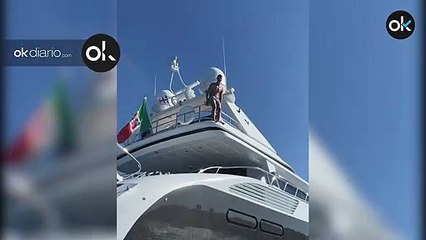 El espectacular salto de Courtois desde su yate de vacaciones