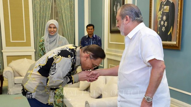 Anwar explains private jet and jokes about role reversal