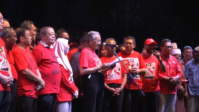 Selangor Sultan accepts royal awards returned by Tun Mahathir, Tun Siti Hasmah