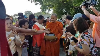 [NTV 170418] Honey alms given to monks during Thai New Year festival