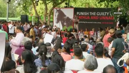 Video herunterladen: Eight go on trial for rape, murder of Kashmir girl amid public outrage