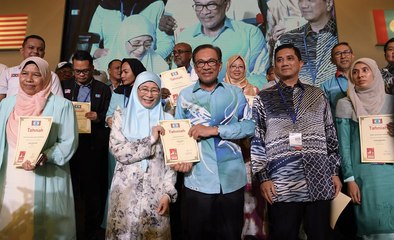 Video herunterladen: PKR welcomes newly elected top leaders