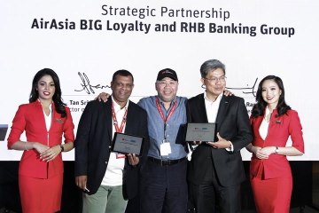 Airasia, RHB offer customers with free flights