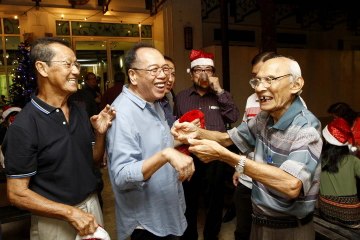 Old boys honour stern former La Salle school head