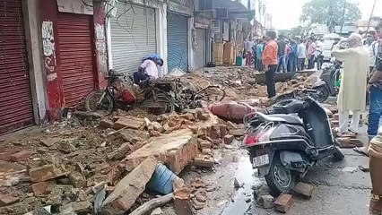 बारिश के कारण गिरा छज्जा, हुआ नुकशान