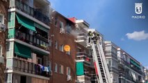 Bomberos extinguen un incendio en una vivienda en Villaverde que no ha dejado heridos