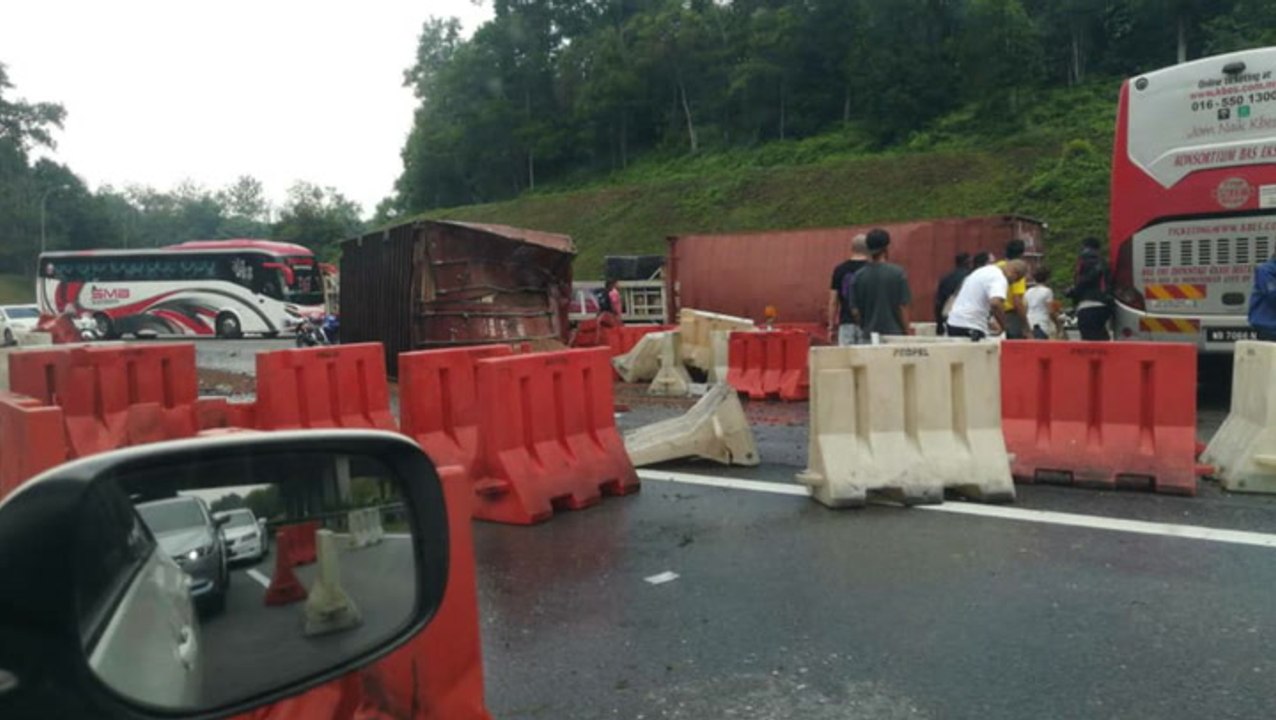 Bus accident near Pagoh kills three