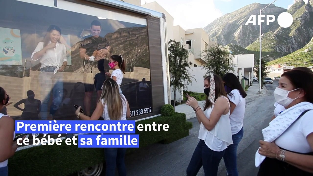 "Baby cabin" : des parents mexicains présentent leur enfant à travers une vitre
