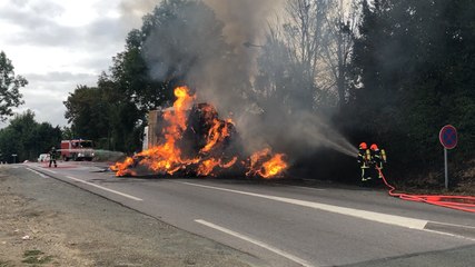 Un camion de paille en feu au rond-point