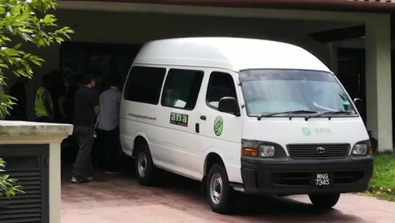 Plainclothes cops raid Najib's alleged 'safe ho...