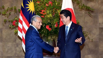 Tun M makes courtesy call on Shinzo Abe