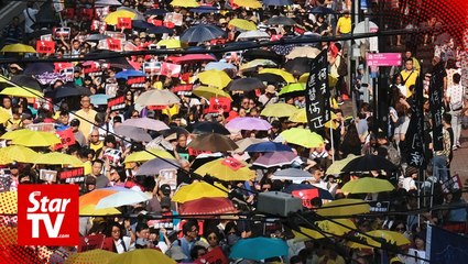 Video herunterladen: Thousands take to Hong Kong streets to protest new extradition laws