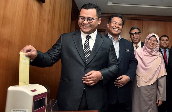 New Selangor MB Amirudin clocks in for work