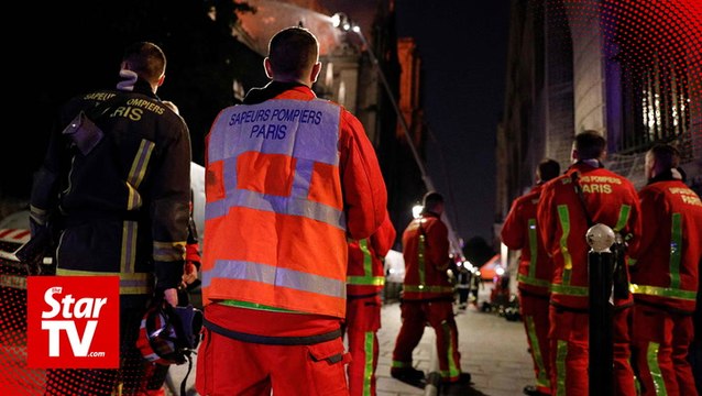 Firefighters form human chain to save Notre-Dame's treasures