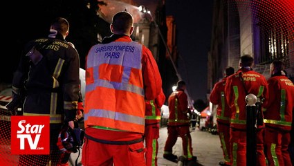 Firefighters form human chain to save Notre-Dame's treasures