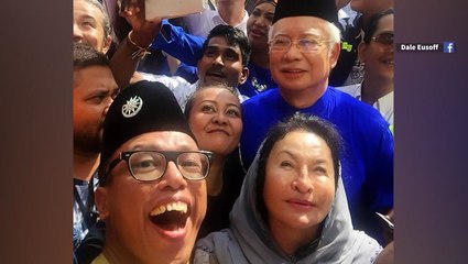 Najib and Rosmah sing songs at Hari Raya party