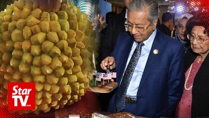 Dr M and wife attend Malaysia Durian Festival in China