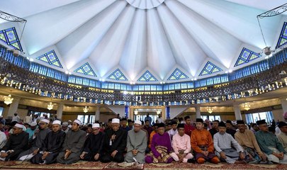 Video herunterladen: PM performs Raya special morning prayers at National Mosque